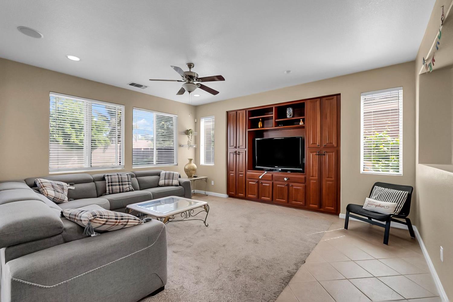 2865 Tulare Ct, Livingston, CA 95334