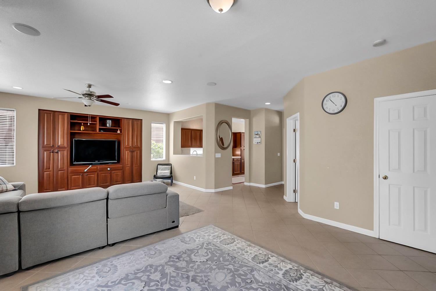 2865 Tulare Ct, Livingston, CA 95334