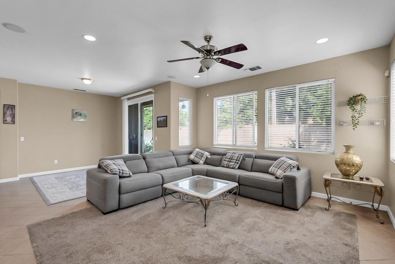 2865 Tulare Ct, Livingston, CA 95334