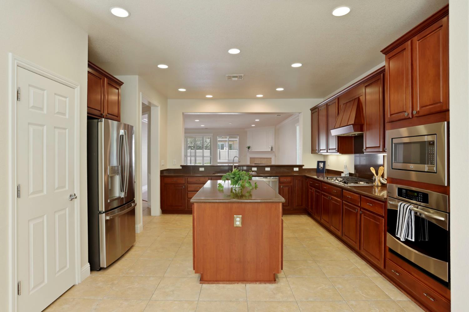 2349 Belle Glade Ln, Manteca, CA 95336