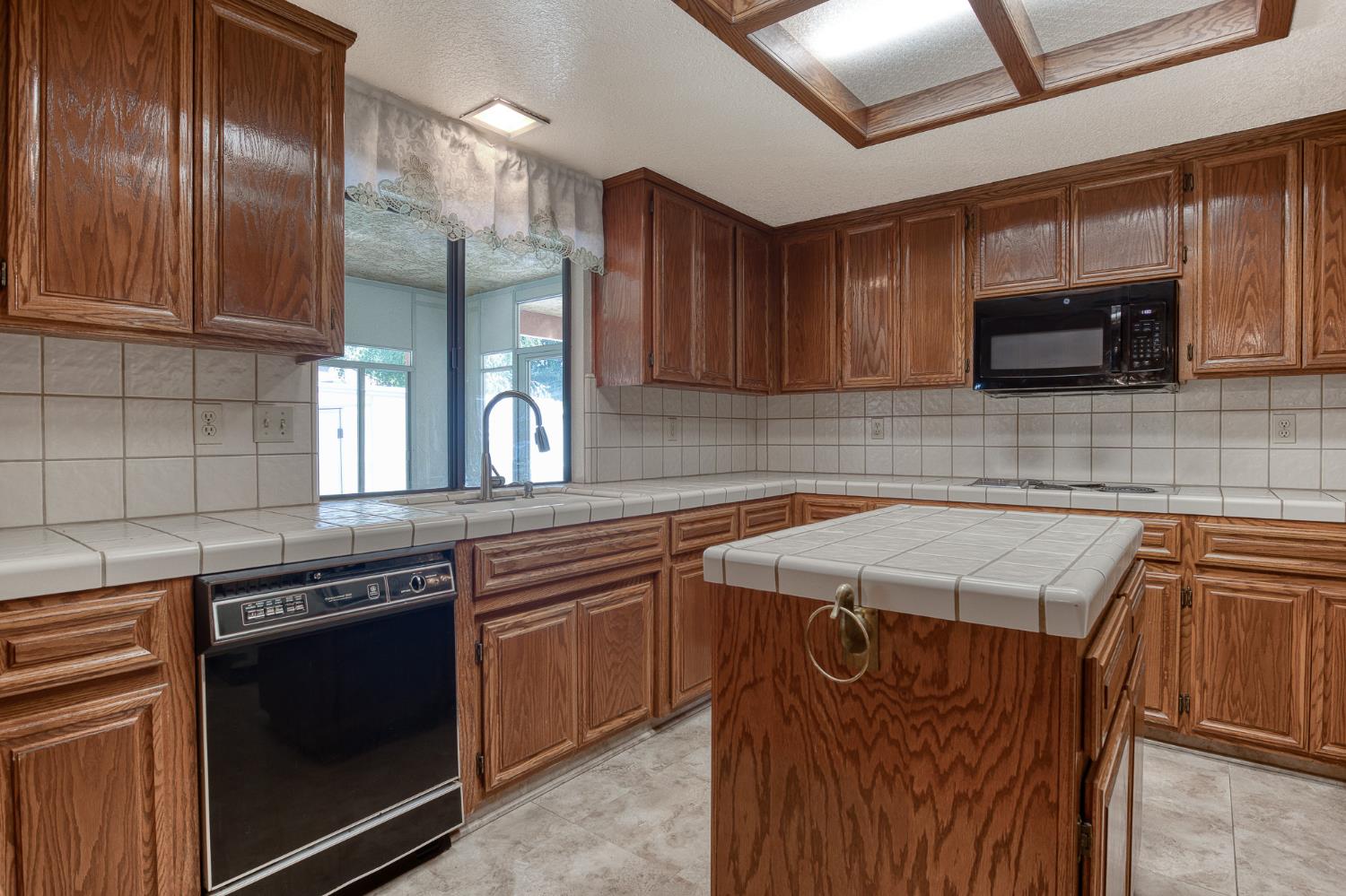 2501 Hilversum Ln, Modesto, CA 95356