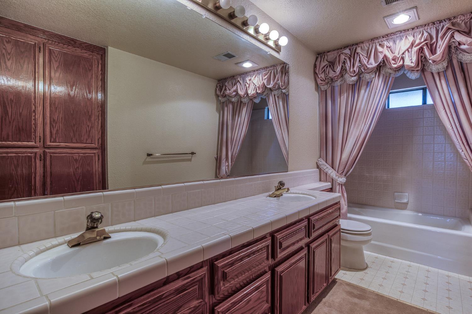 2501 Hilversum Ln, Modesto, CA 95356