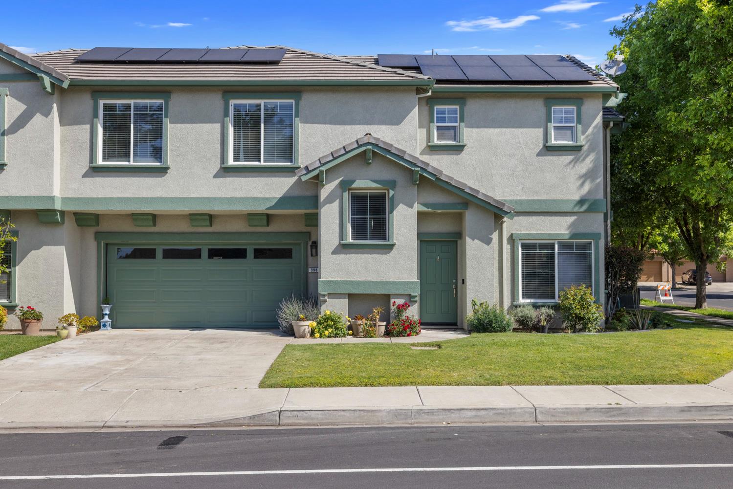 998 E J St, Oakdale, CA 95361