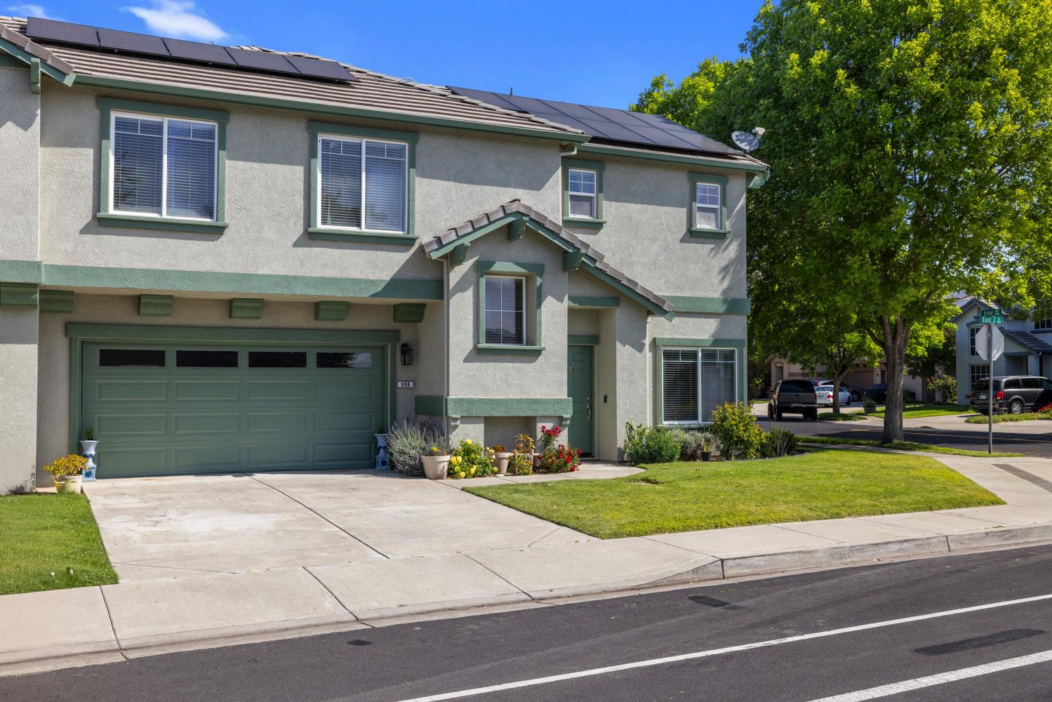 998 E J St, Oakdale, CA 95361