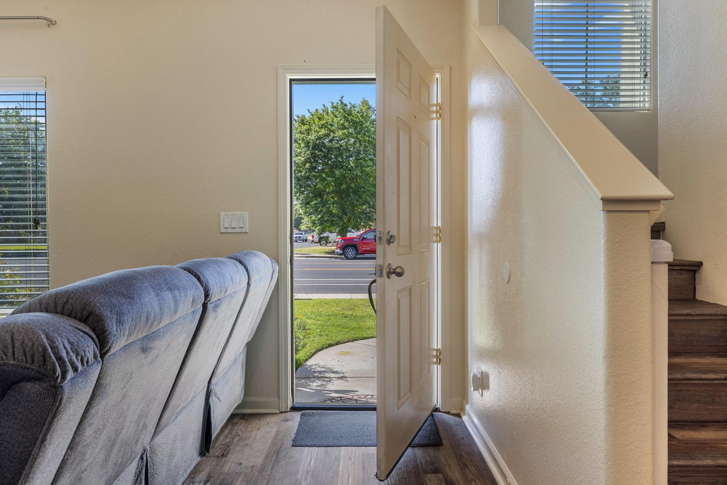 998 E J St, Oakdale, CA 95361