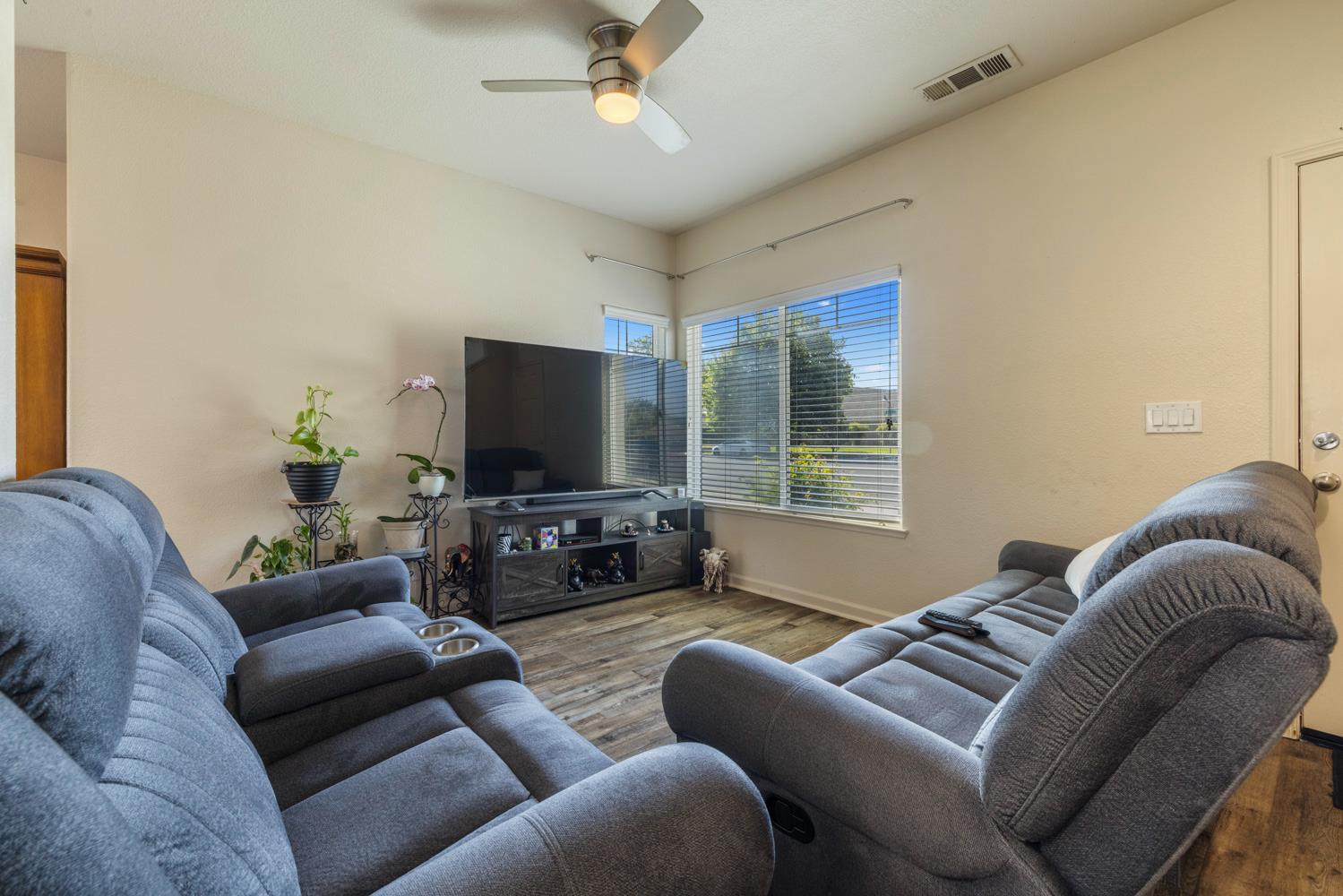 998 E J St, Oakdale, CA 95361