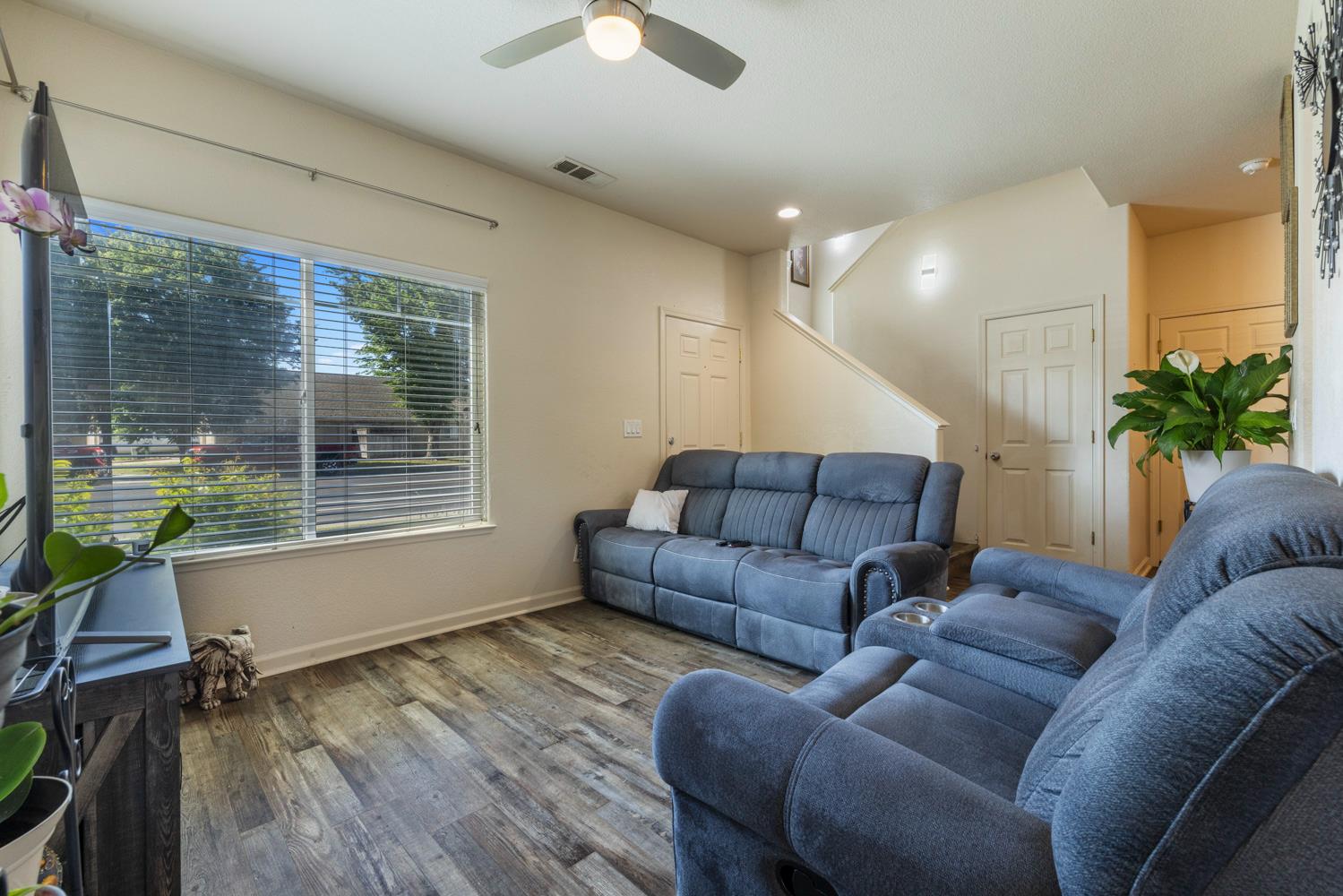 998 E J St, Oakdale, CA 95361