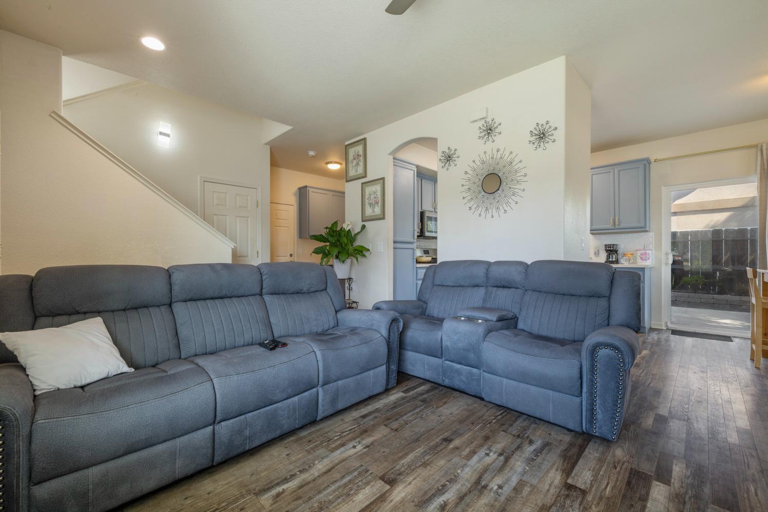 998 E J St, Oakdale, CA 95361