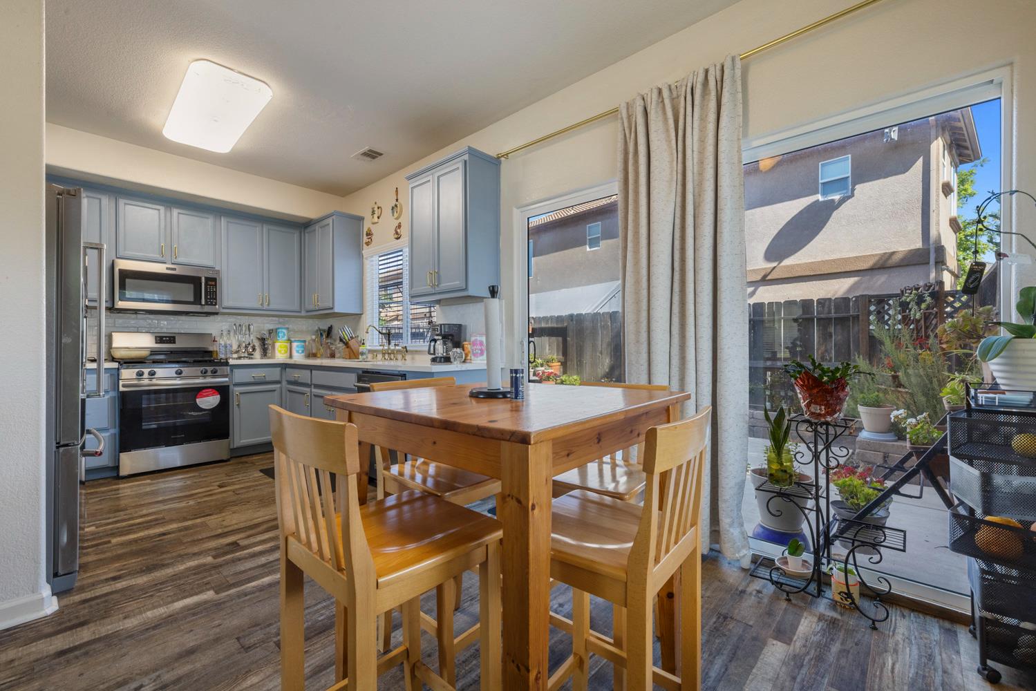 998 E J St, Oakdale, CA 95361