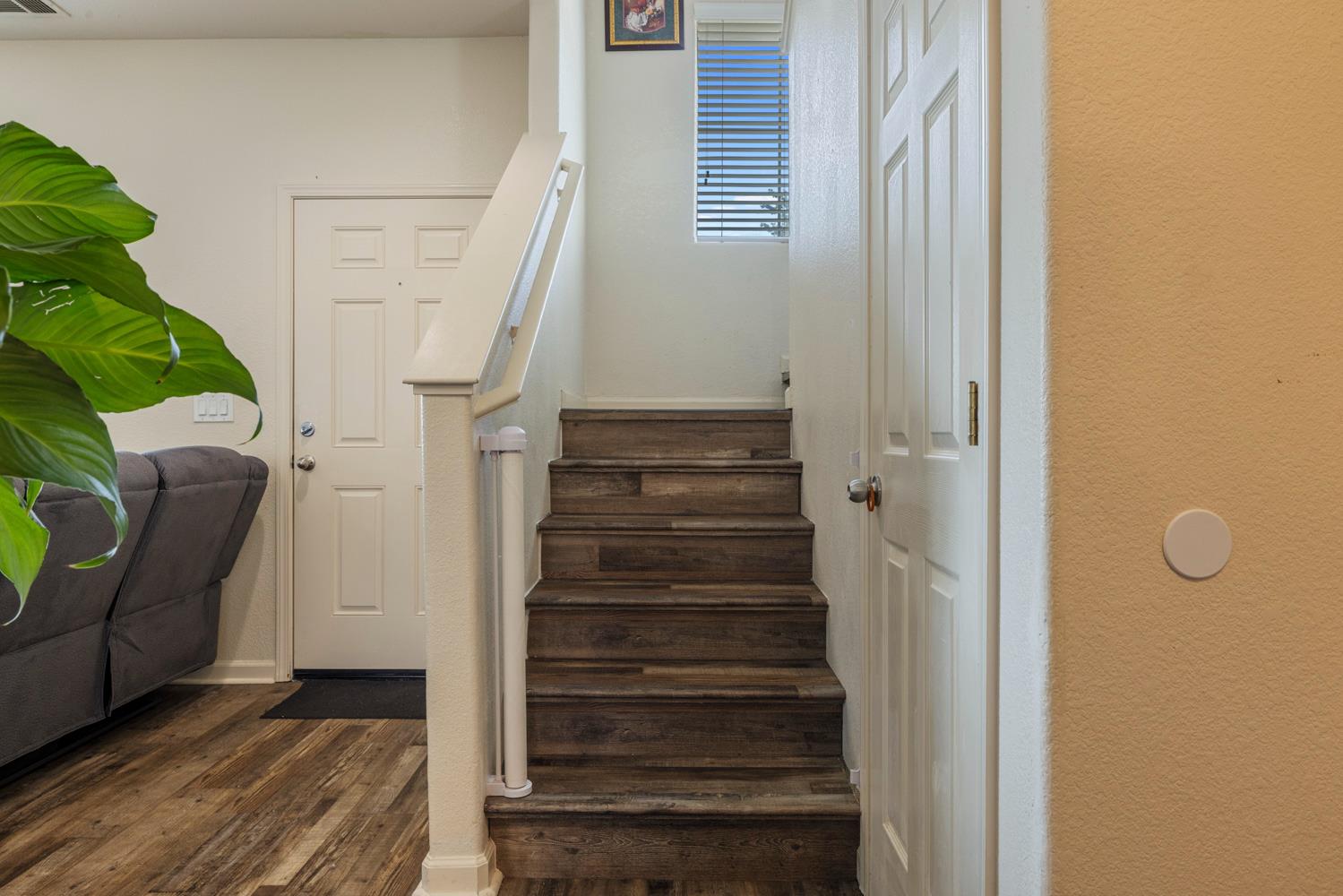 998 E J St, Oakdale, CA 95361