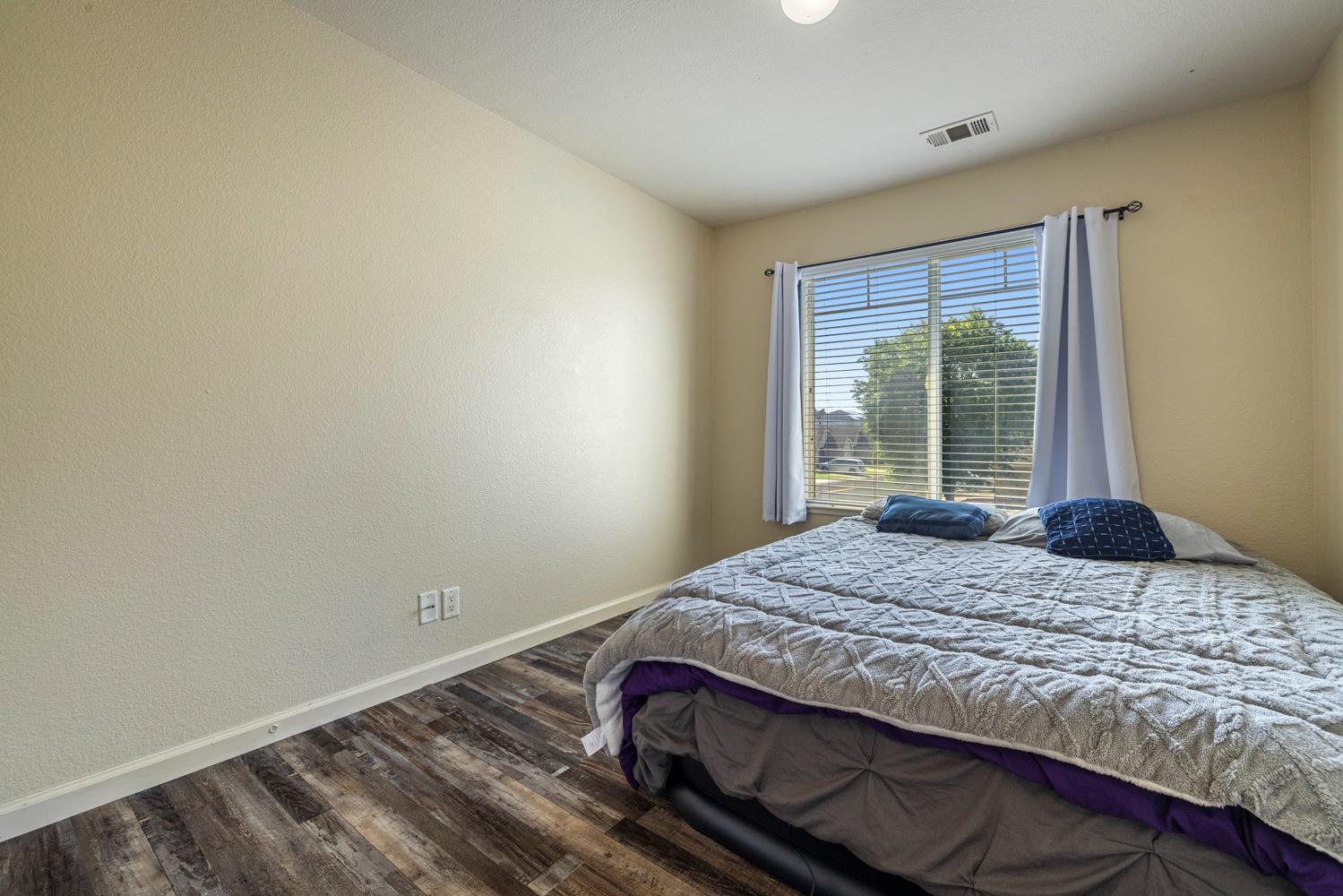998 E J St, Oakdale, CA 95361