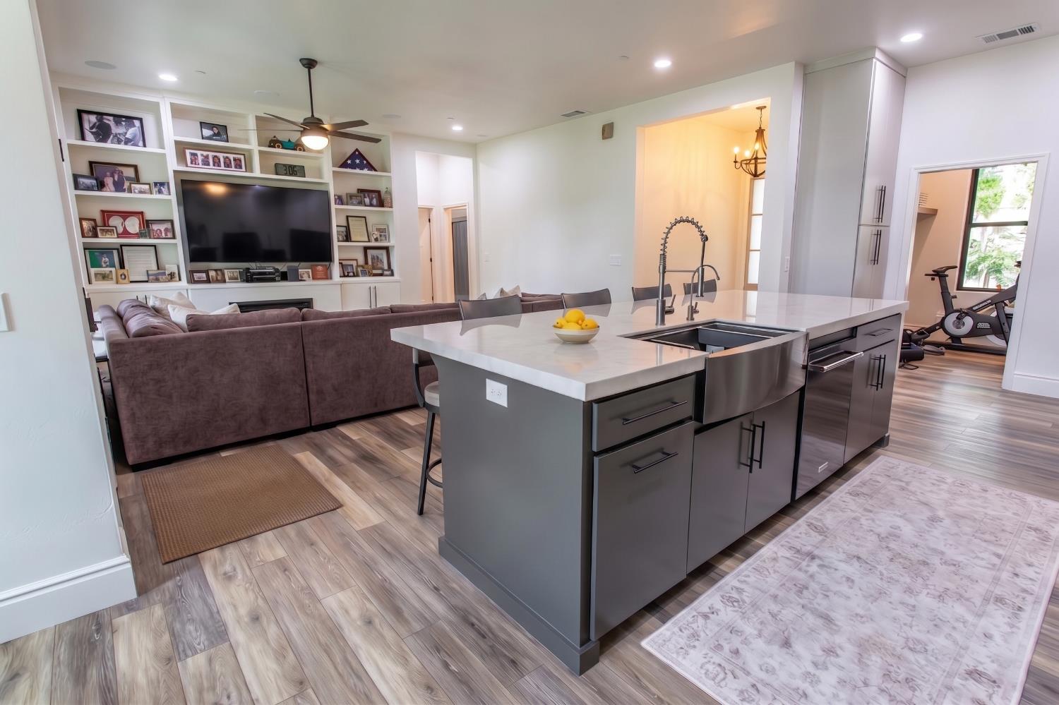 1621 S 6th St, Los Banos, CA 93635