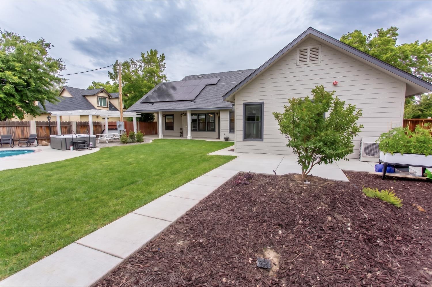 1621 S 6th St, Los Banos, CA 93635