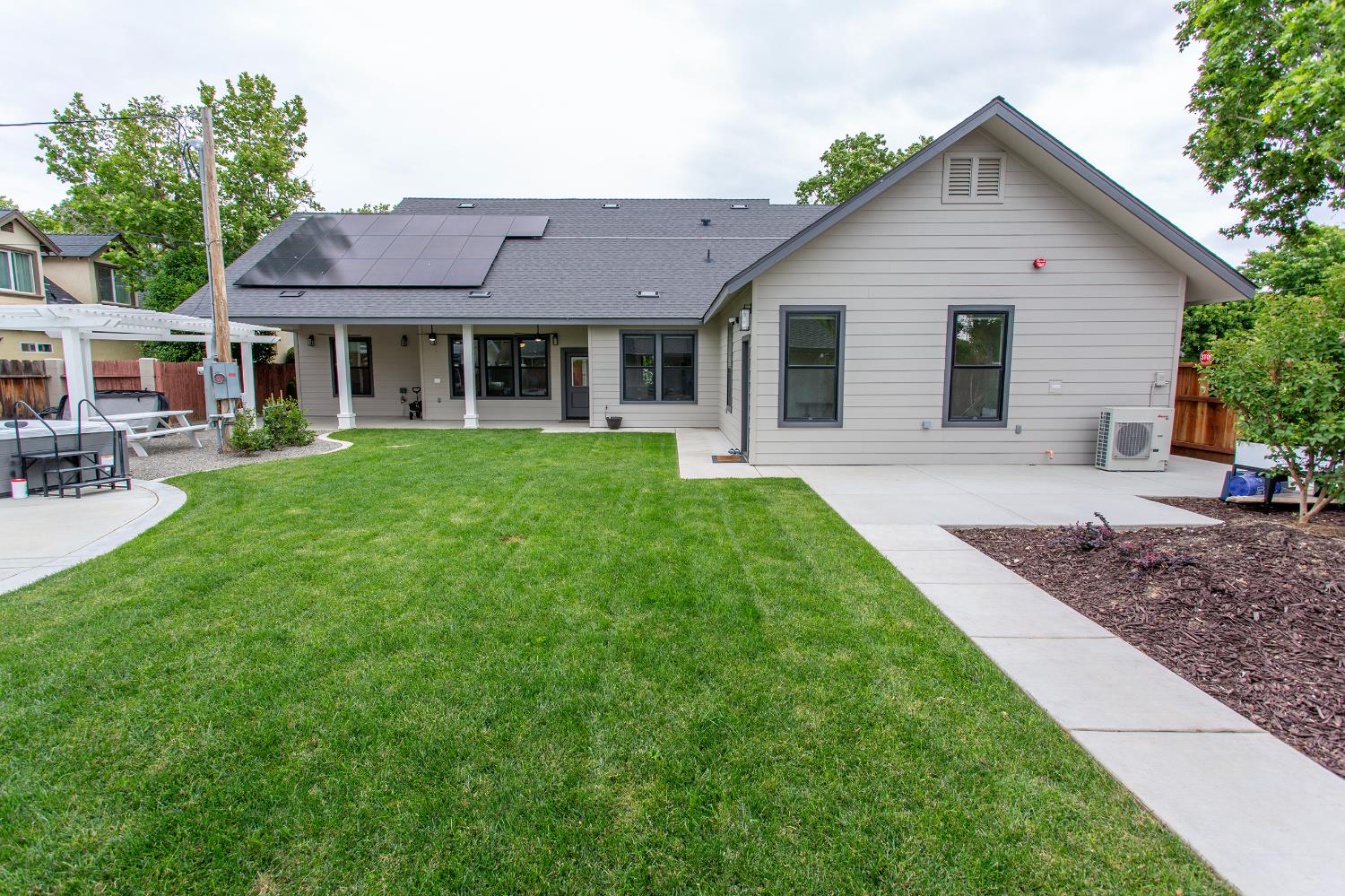 1621 S 6th St, Los Banos, CA 93635
