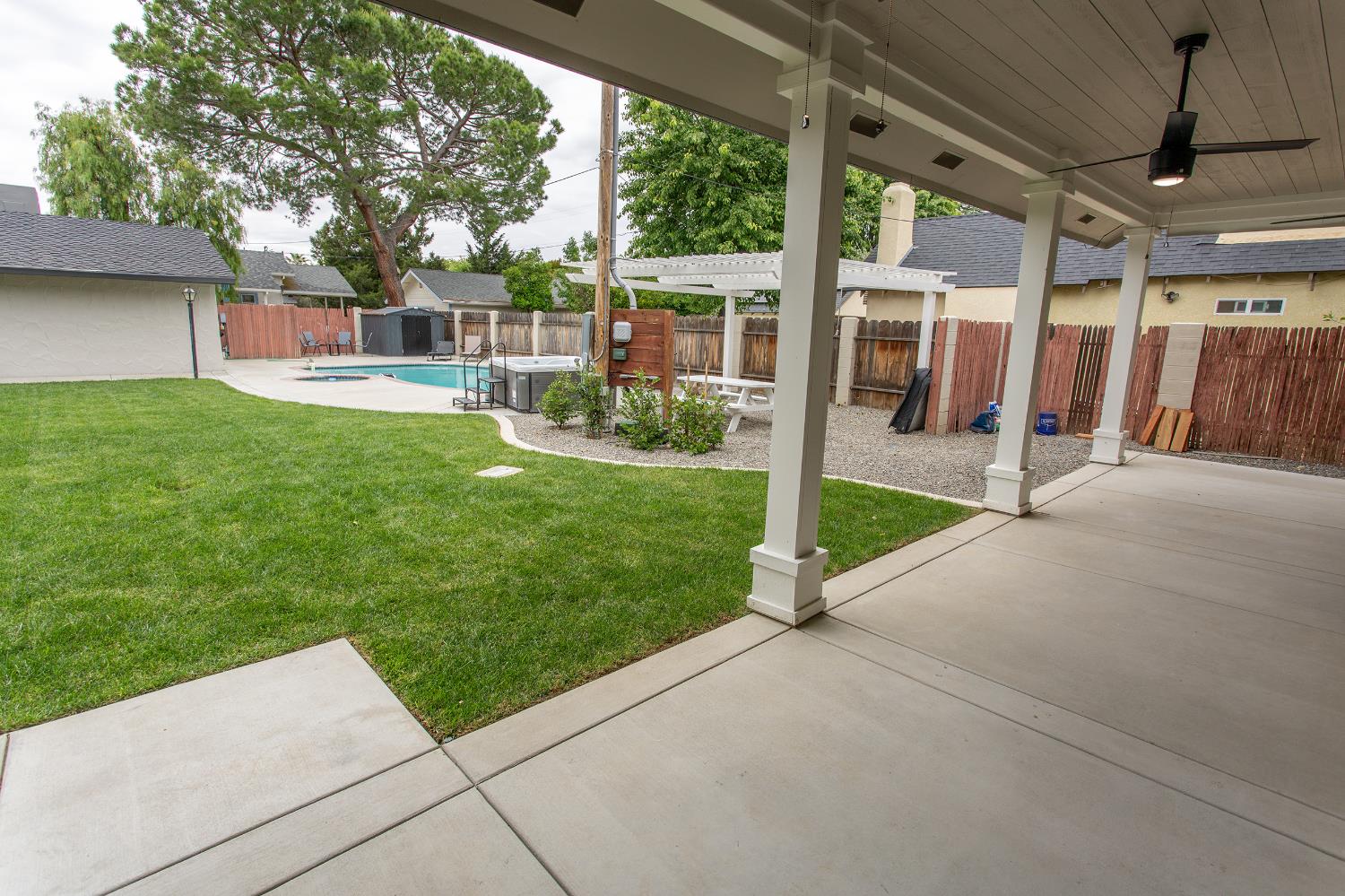 1621 S 6th St, Los Banos, CA 93635