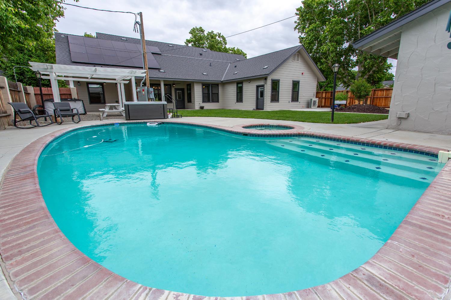 1621 S 6th St, Los Banos, CA 93635