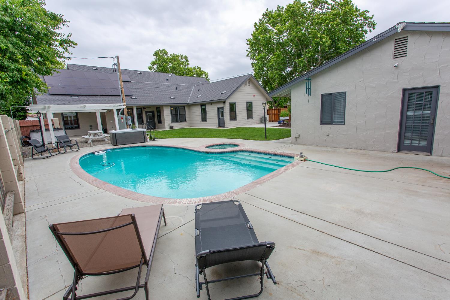 1621 S 6th St, Los Banos, CA 93635