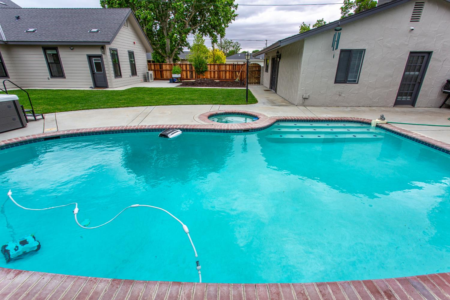 1621 S 6th St, Los Banos, CA 93635