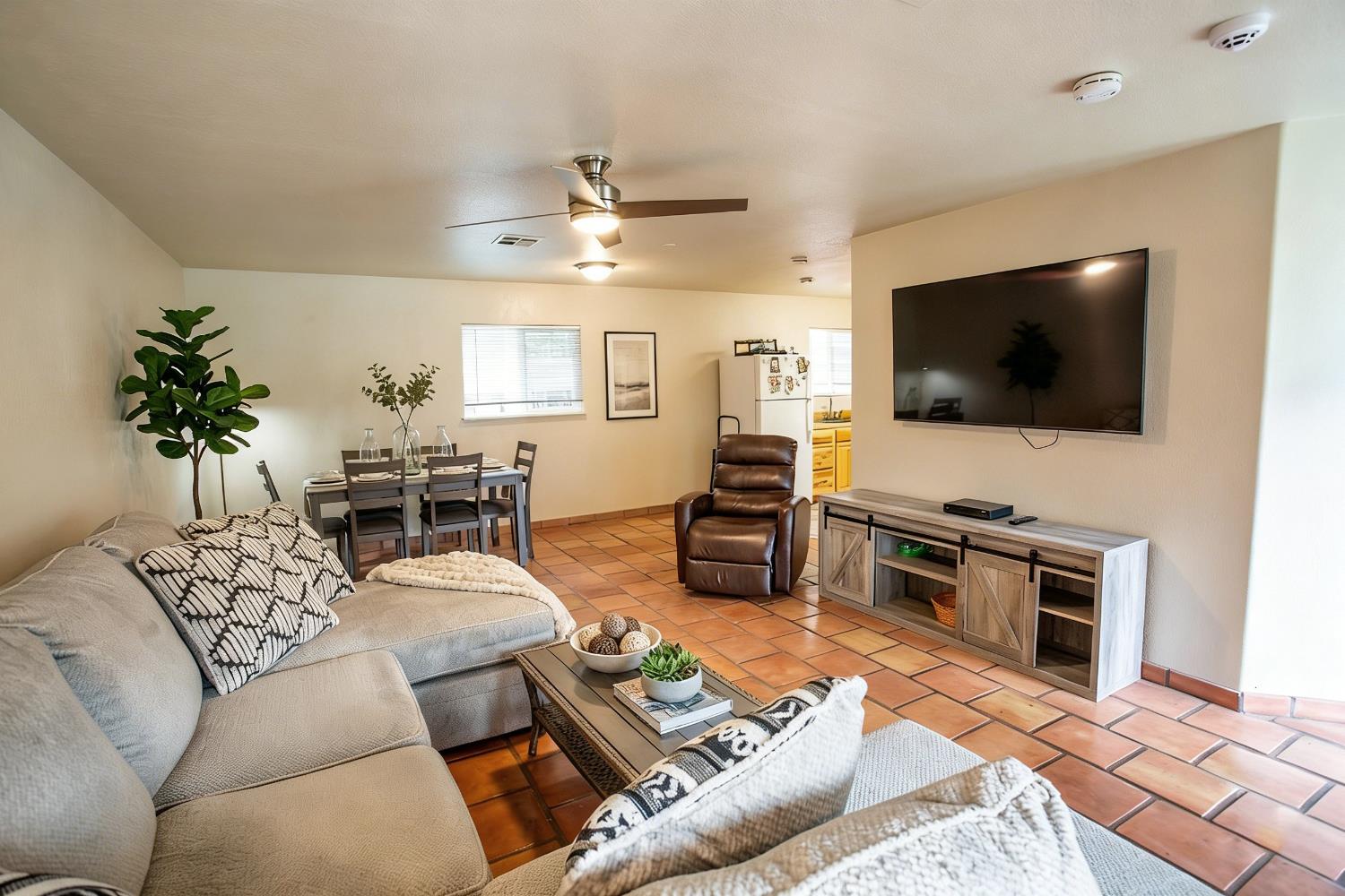 1621 S 6th St, Los Banos, CA 93635
