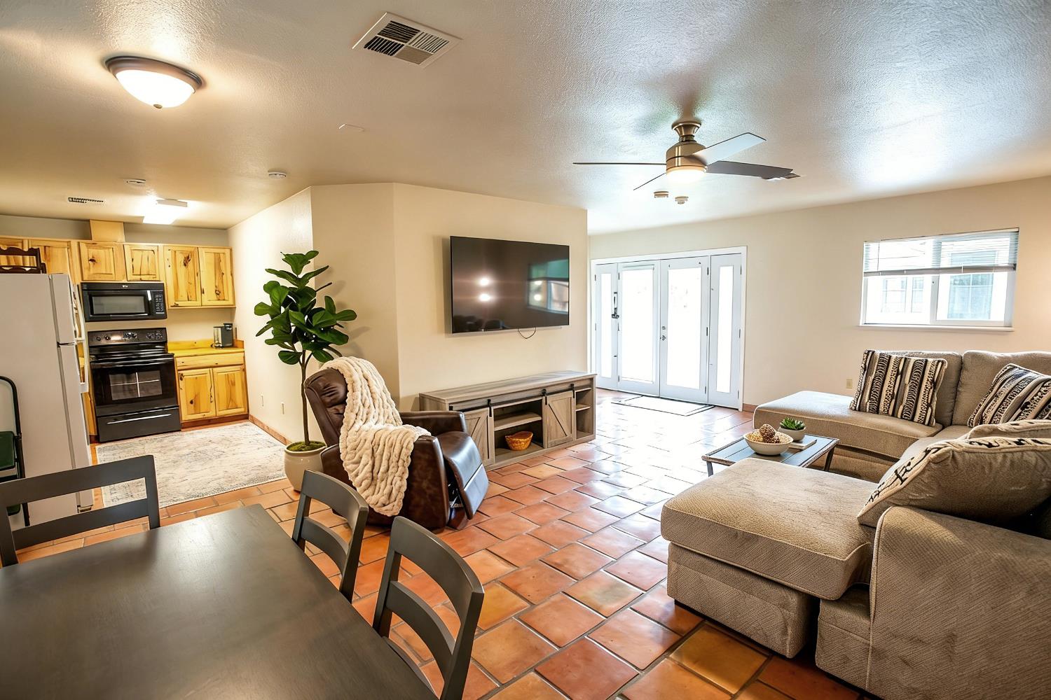 1621 S 6th St, Los Banos, CA 93635