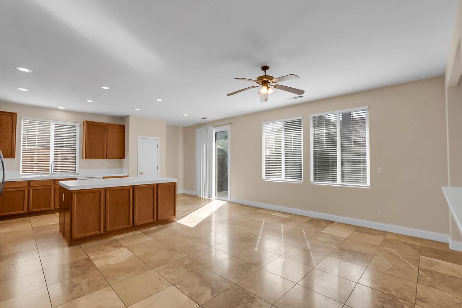 2461 S Mountainside Dr, Los Banos, CA 93635