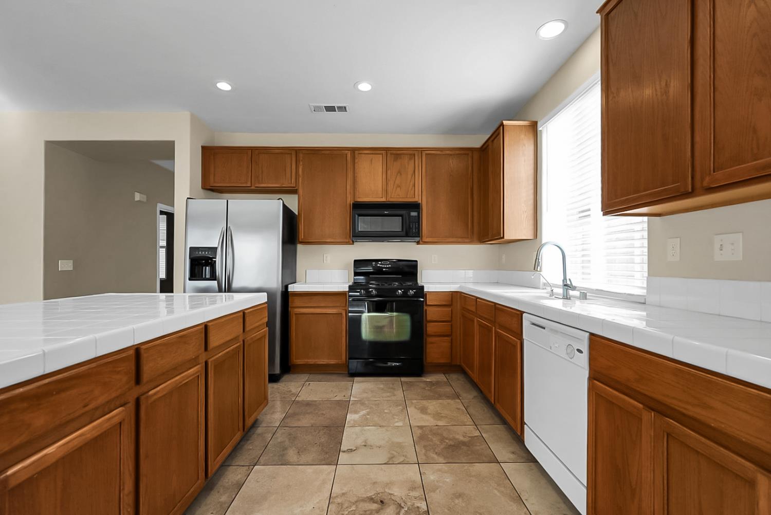 2461 S Mountainside Dr, Los Banos, CA 93635