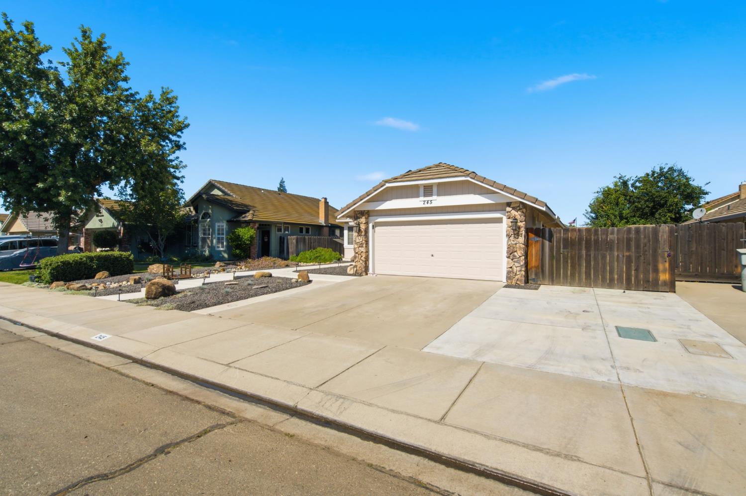 245 Douma Way, Ripon, CA 95366