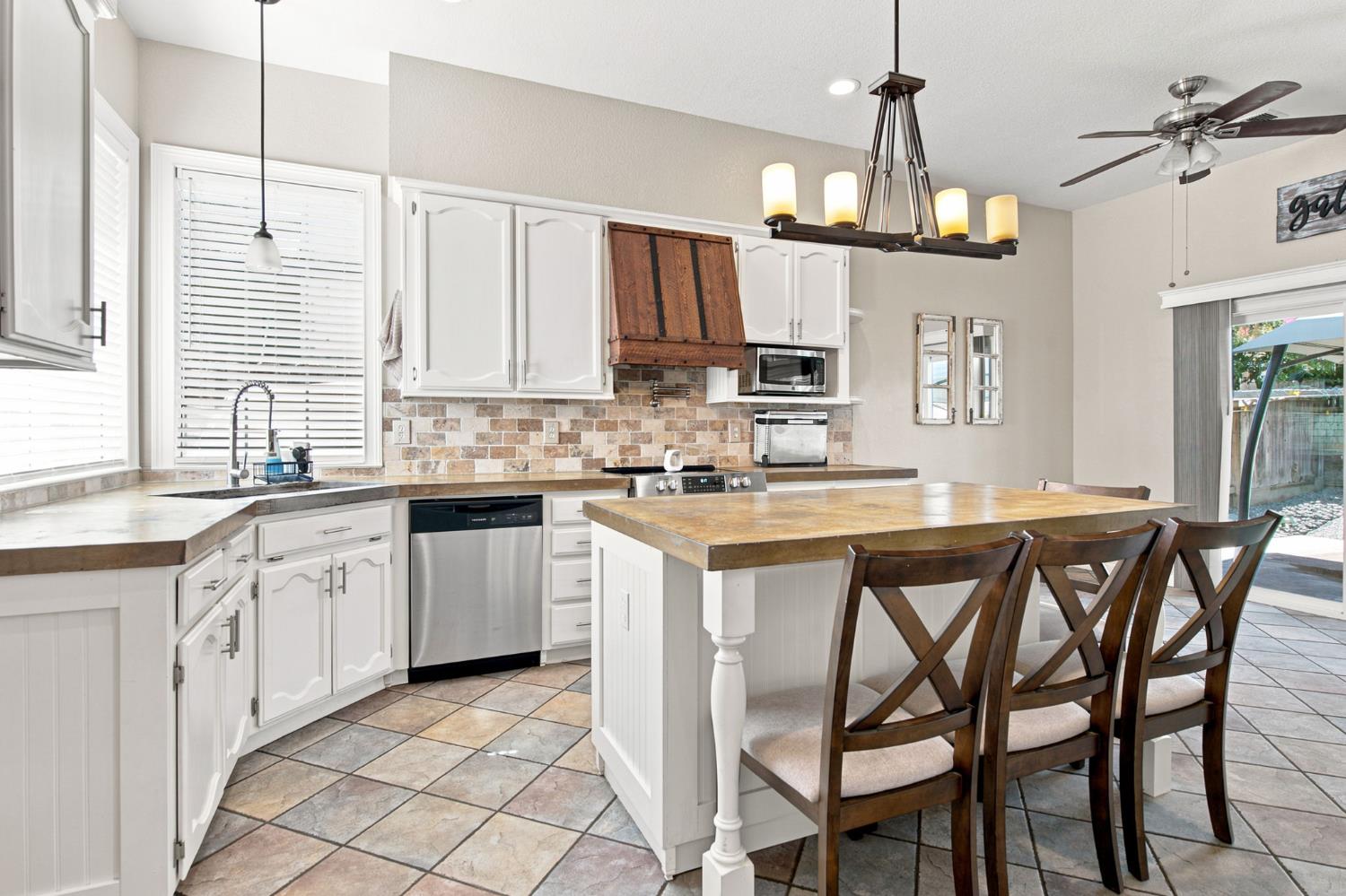 245 Douma Way, Ripon, CA 95366