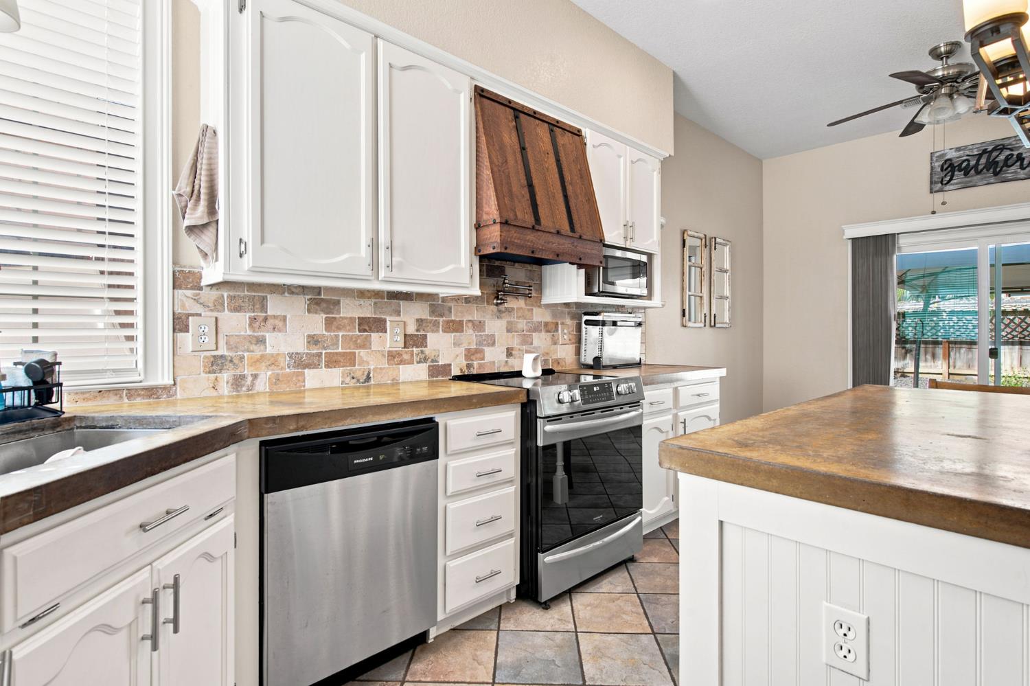 245 Douma Way, Ripon, CA 95366