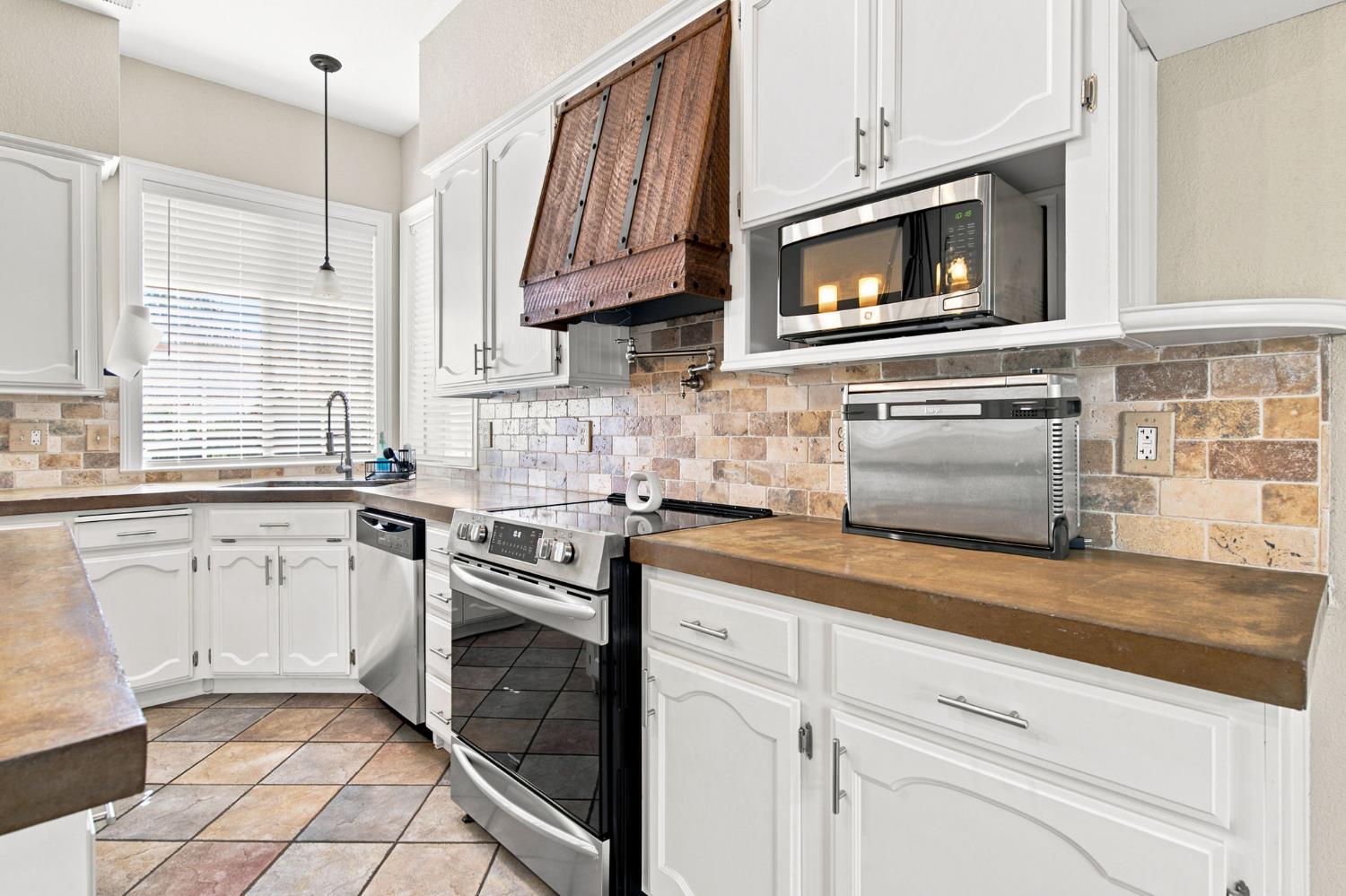 245 Douma Way, Ripon, CA 95366