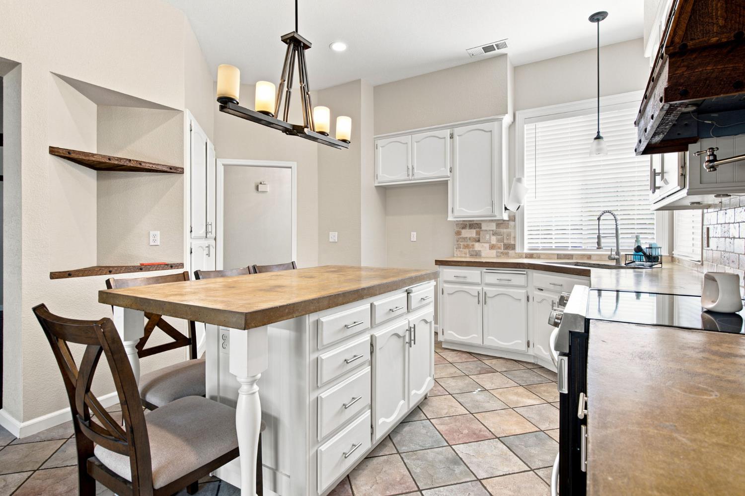 245 Douma Way, Ripon, CA 95366
