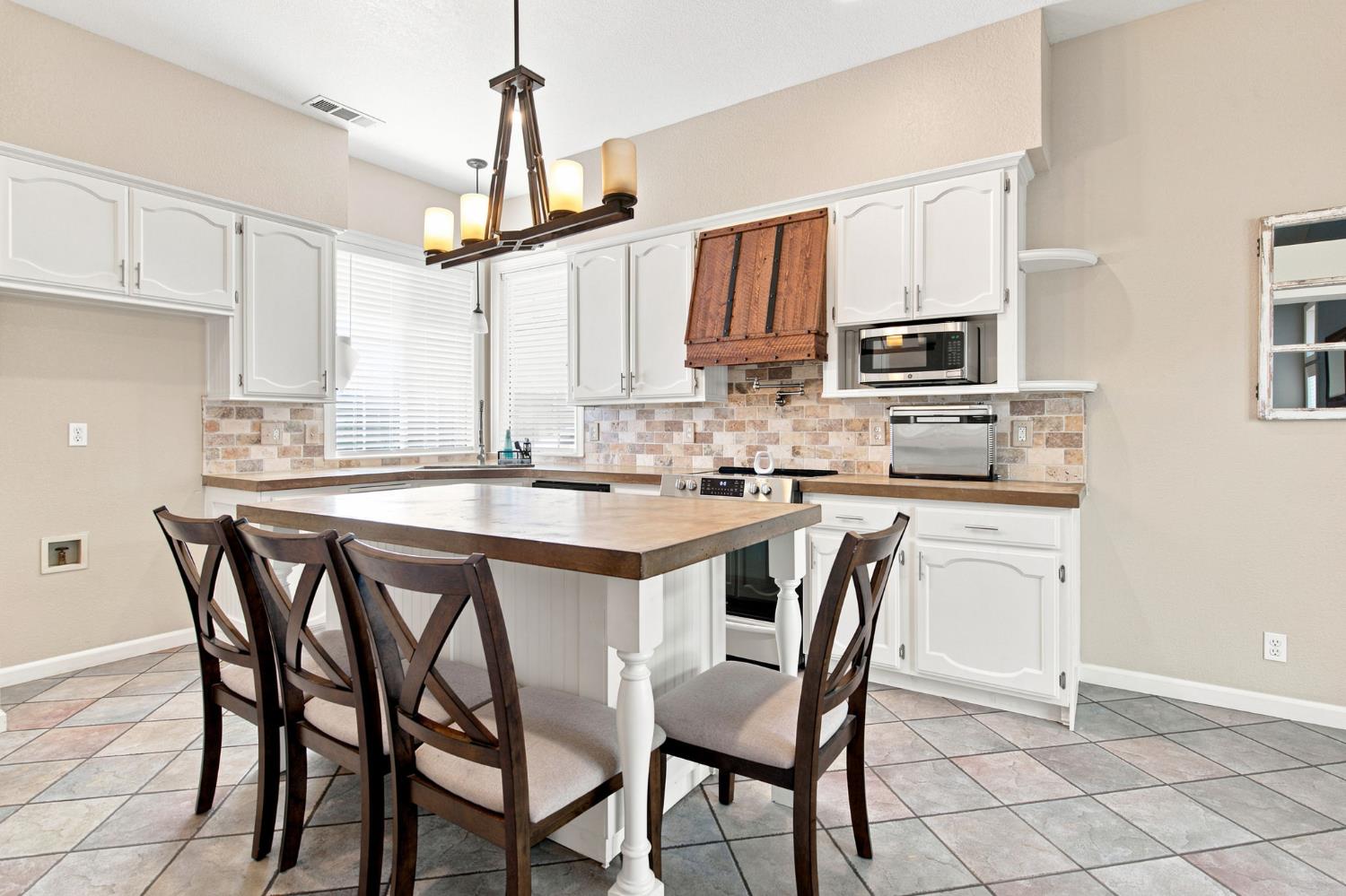245 Douma Way, Ripon, CA 95366