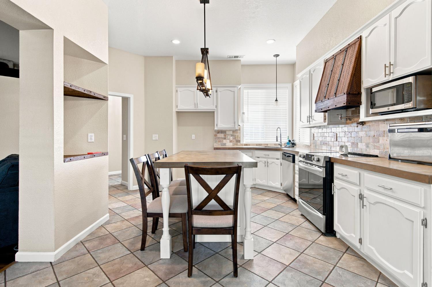 245 Douma Way, Ripon, CA 95366