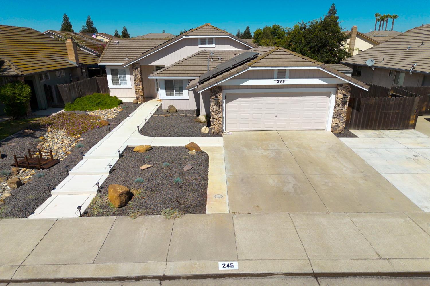 245 Douma Way, Ripon, CA 95366