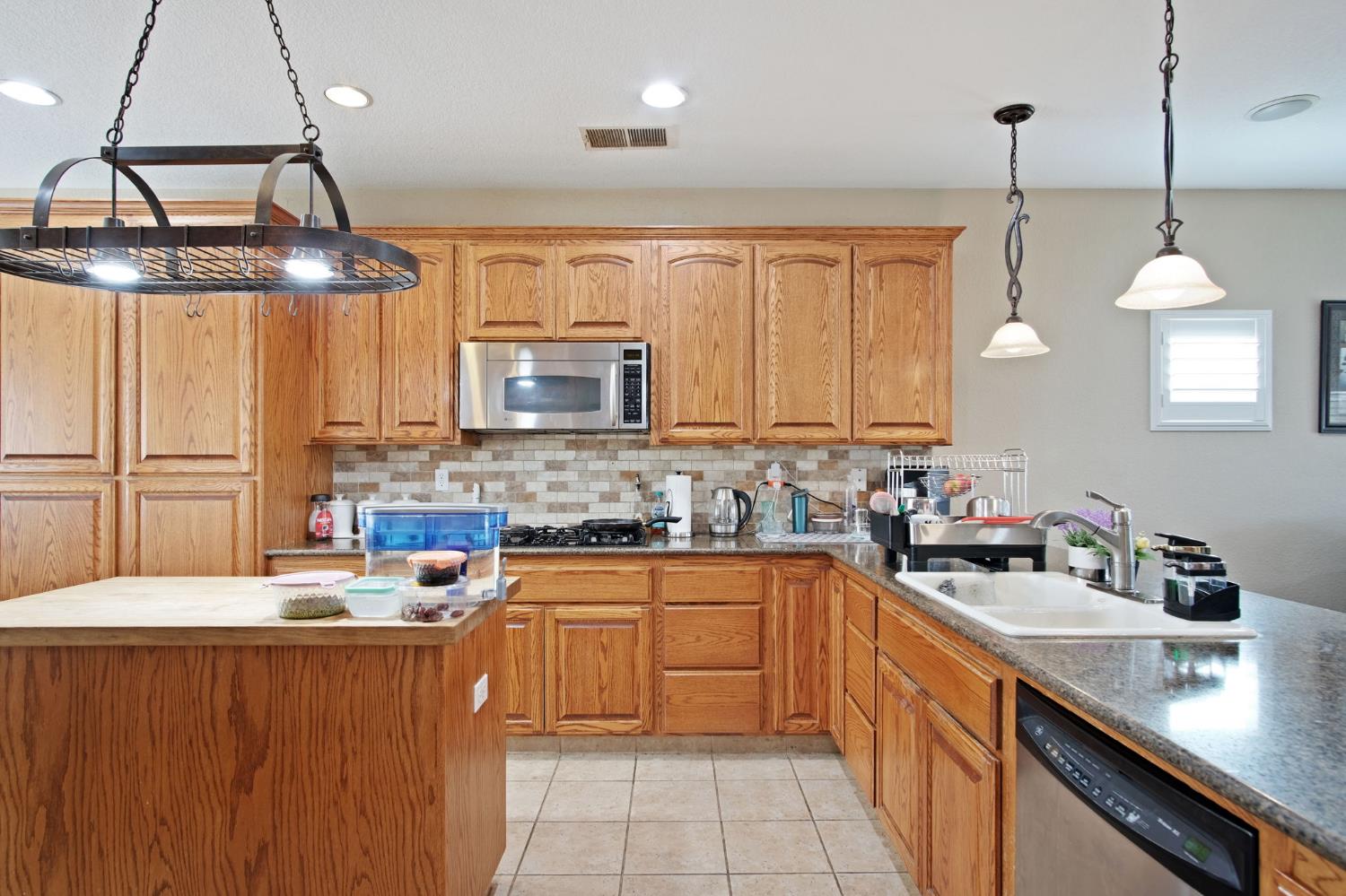 984 E Woodward Ave, Manteca, CA 95337