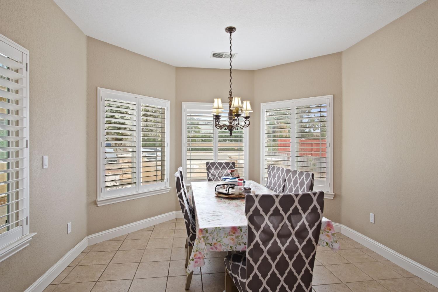 984 E Woodward Ave, Manteca, CA 95337
