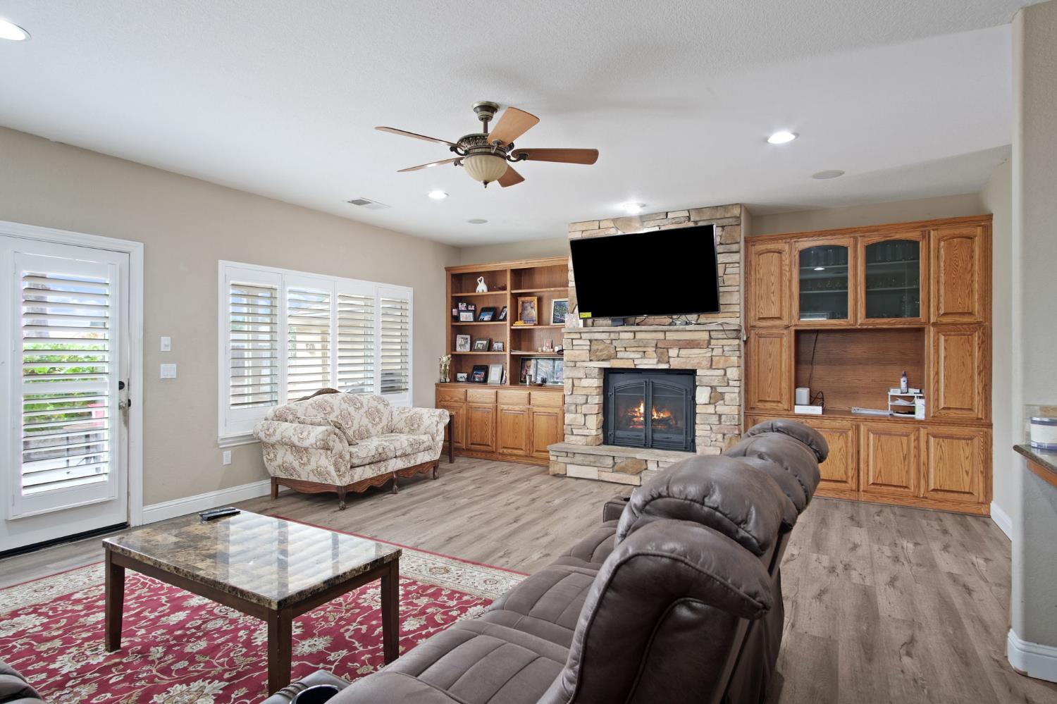 984 E Woodward Ave, Manteca, CA 95337