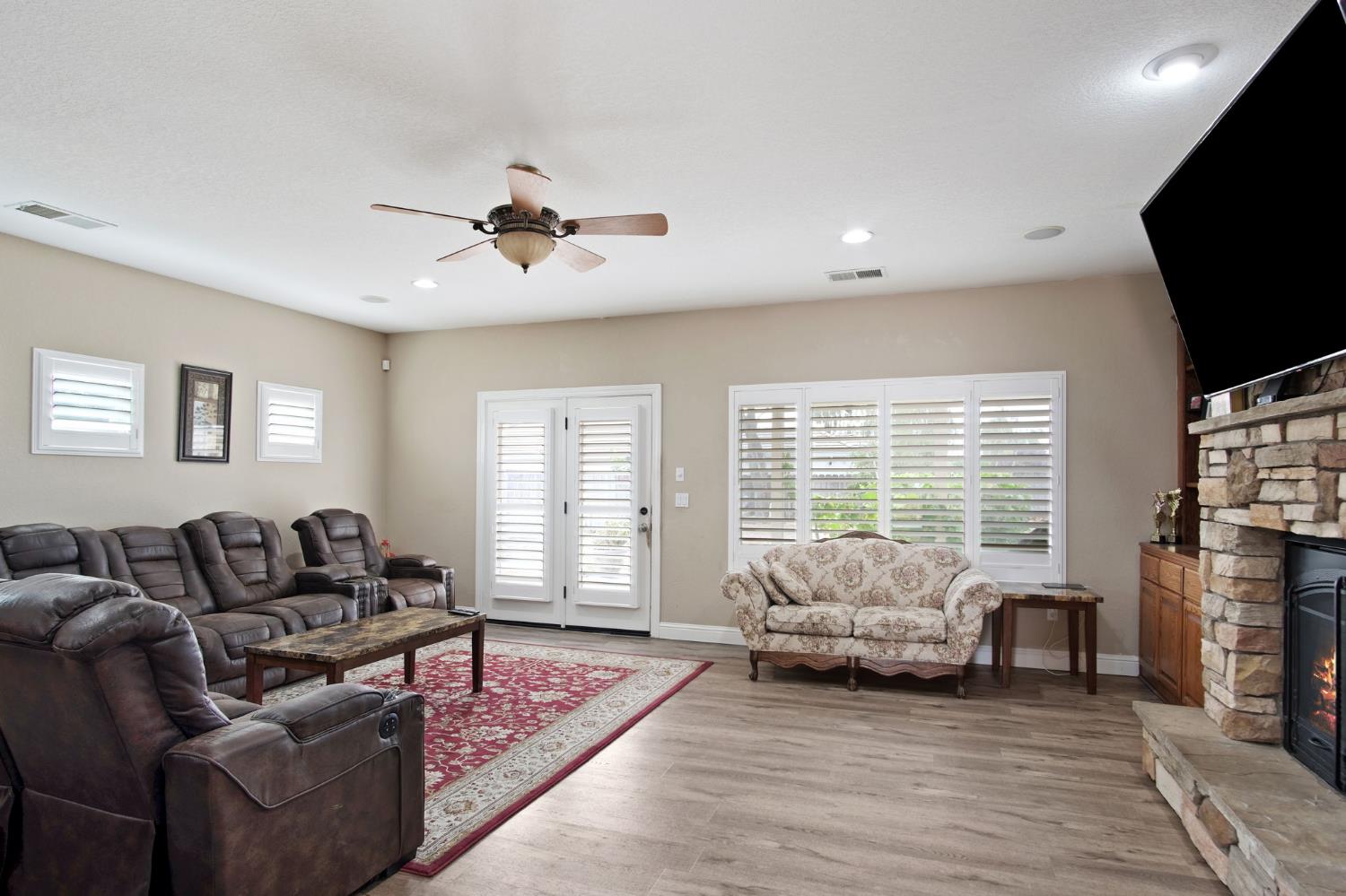 984 E Woodward Ave, Manteca, CA 95337