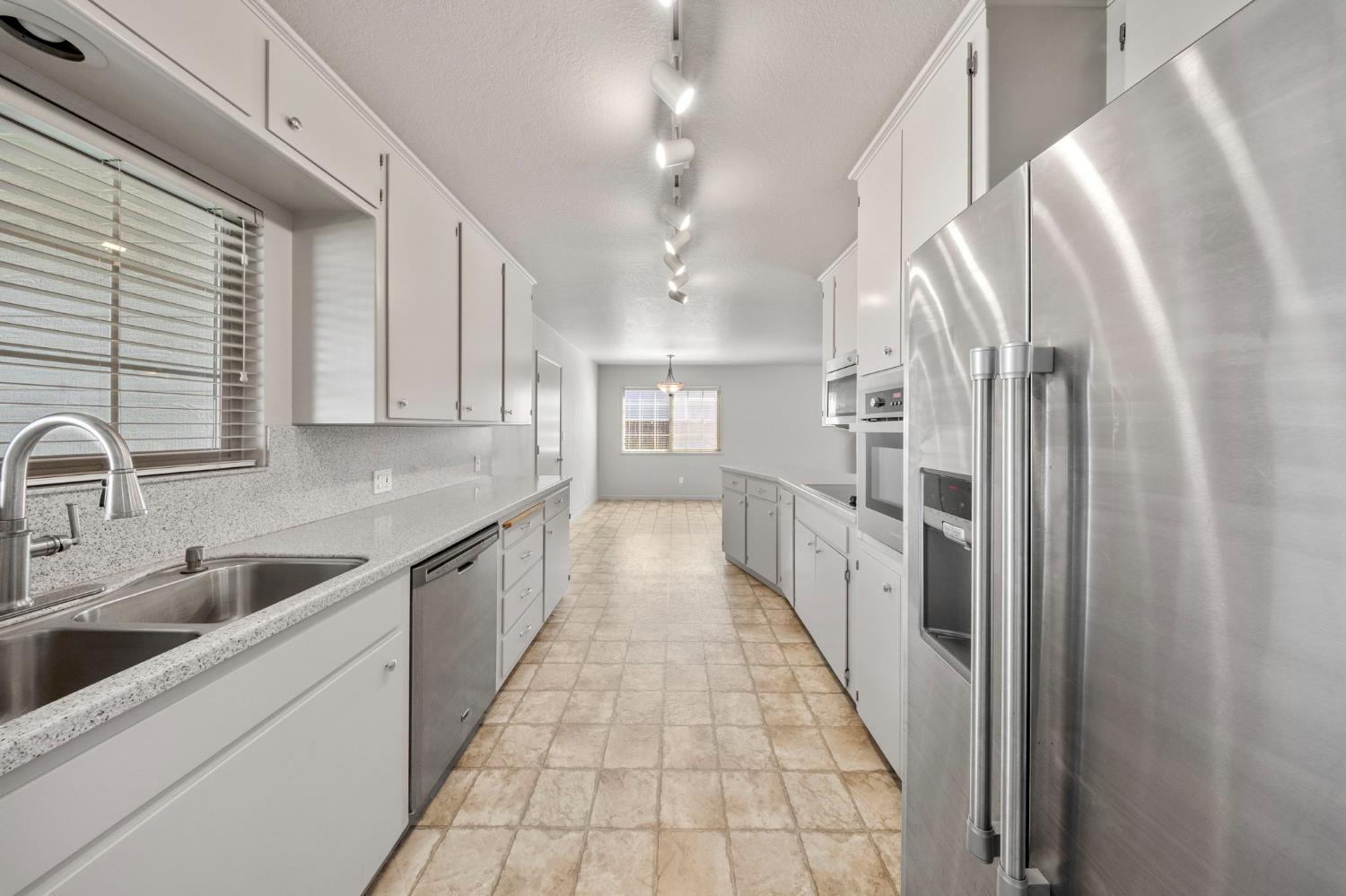 1404 Pepperwood Dr, Modesto, CA 95350