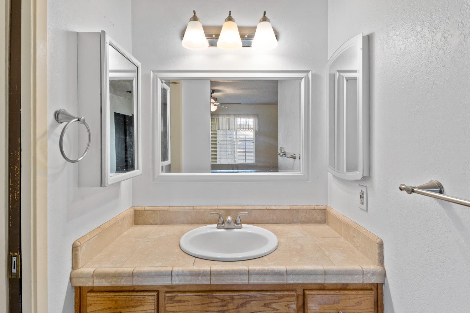 986 Pebble Way, Manteca, CA 95336