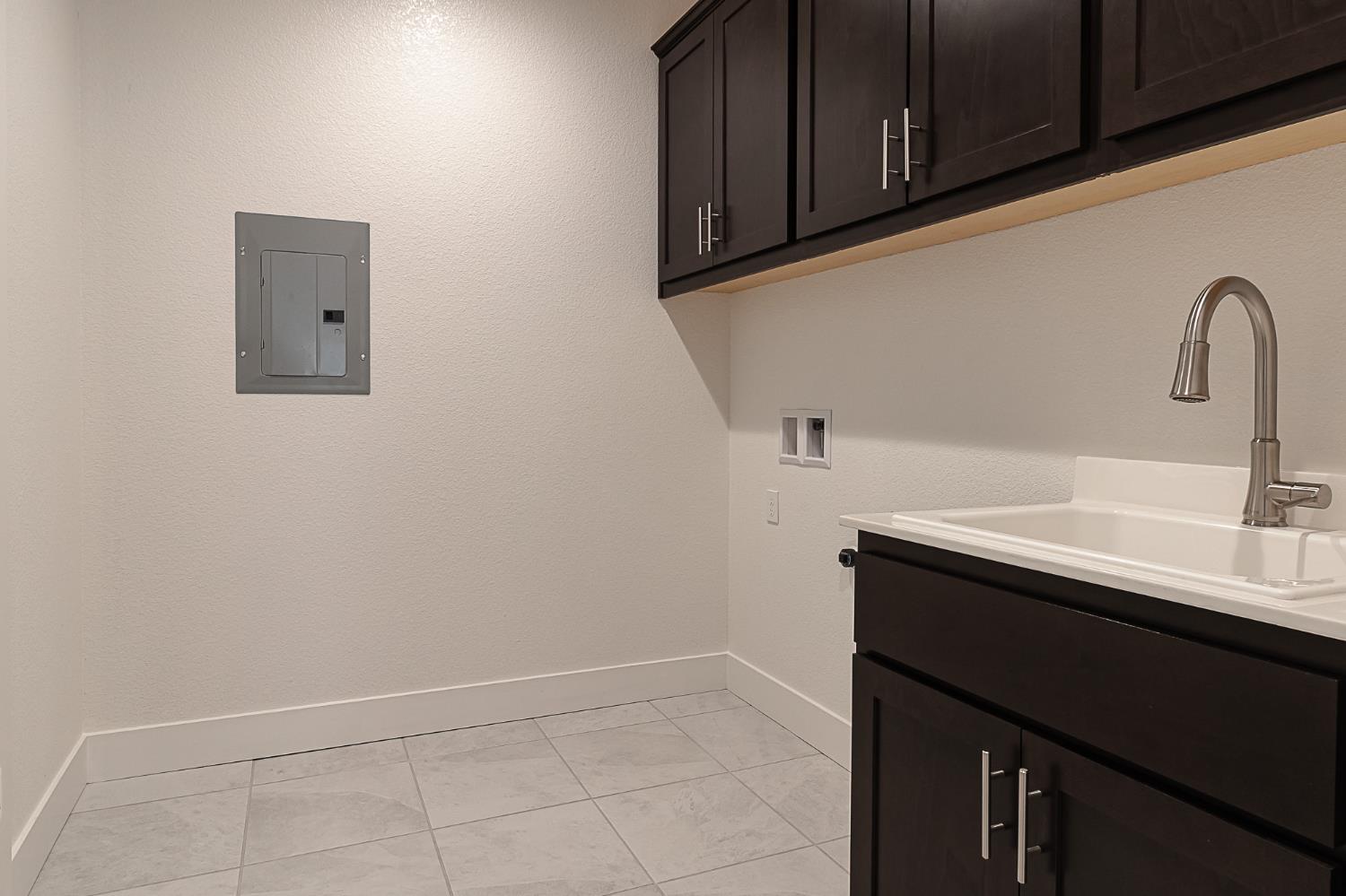1807 Birdie St, Manteca, CA 95337