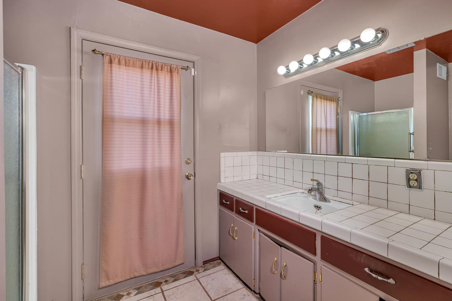 1041 Golden Gate Ave, Dos Palos, CA 93620