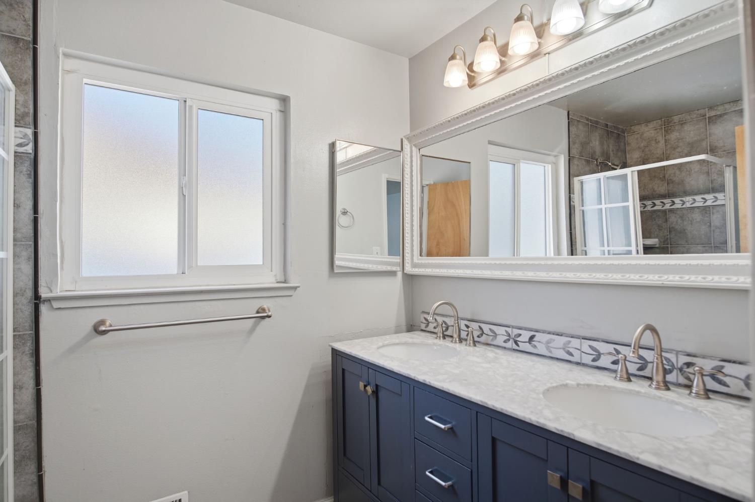 1436 Montclair Dr, Modesto, CA 95350