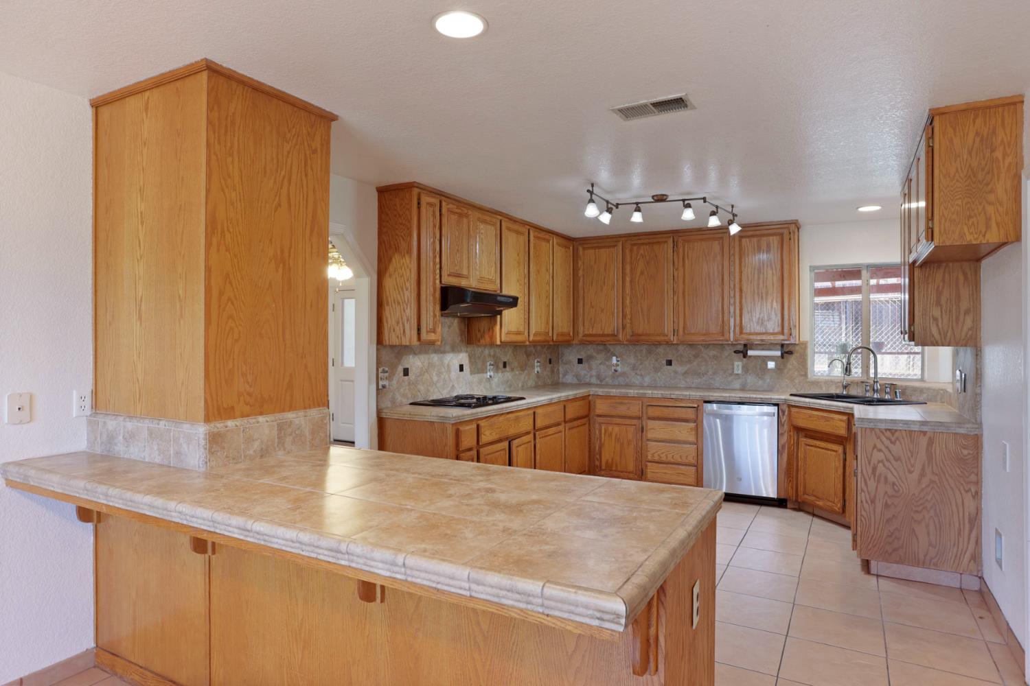 277 Garden Circle Dr, Manteca, CA 95336