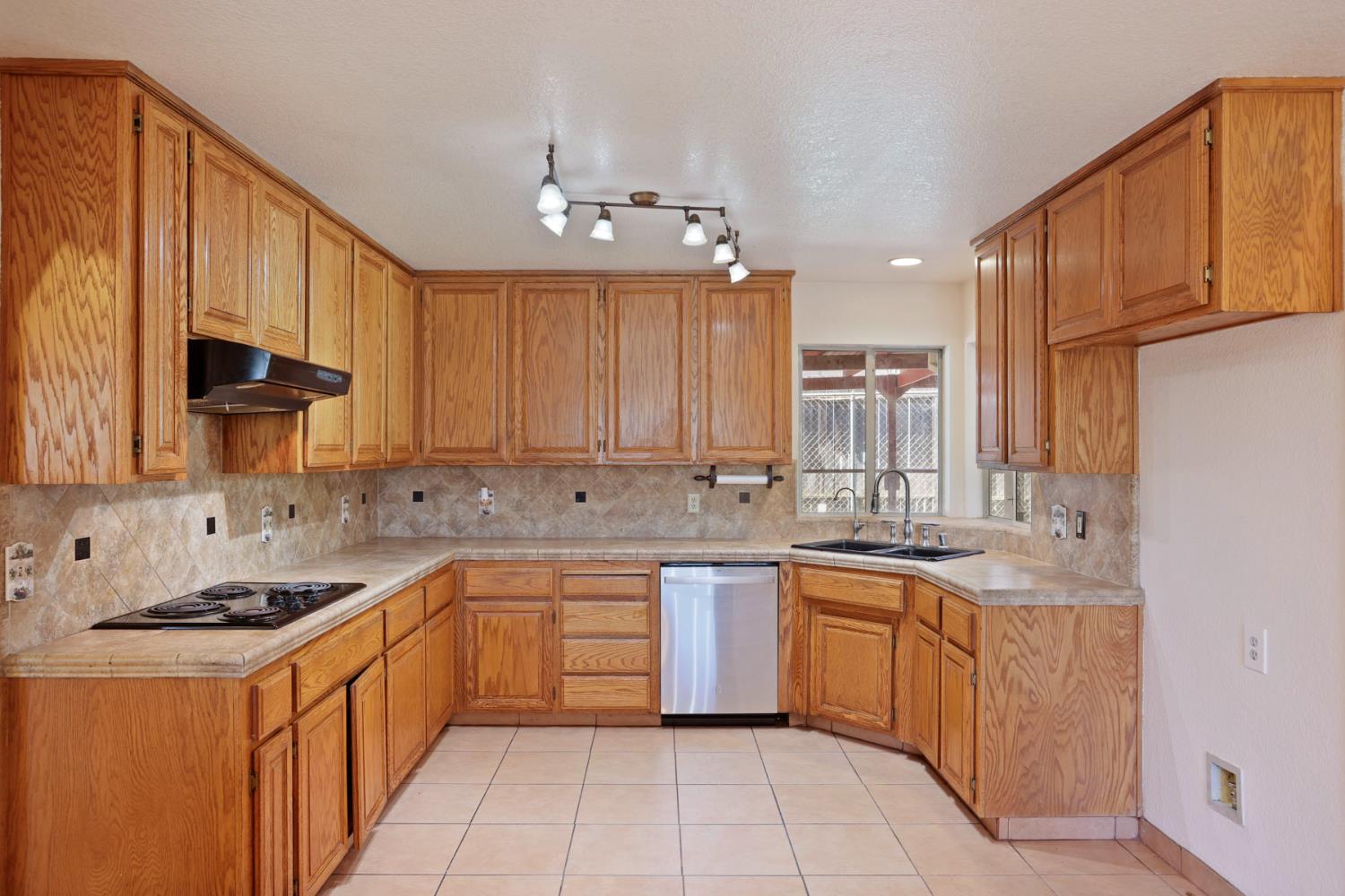 277 Garden Circle Dr, Manteca, CA 95336