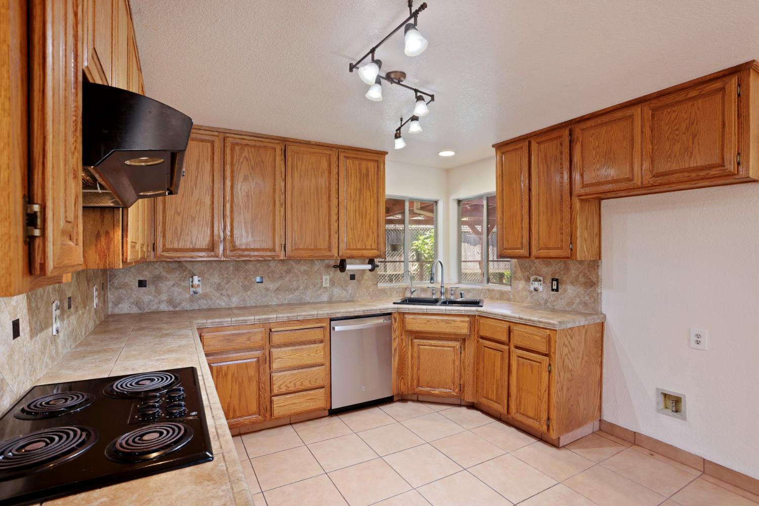 277 Garden Circle Dr, Manteca, CA 95336