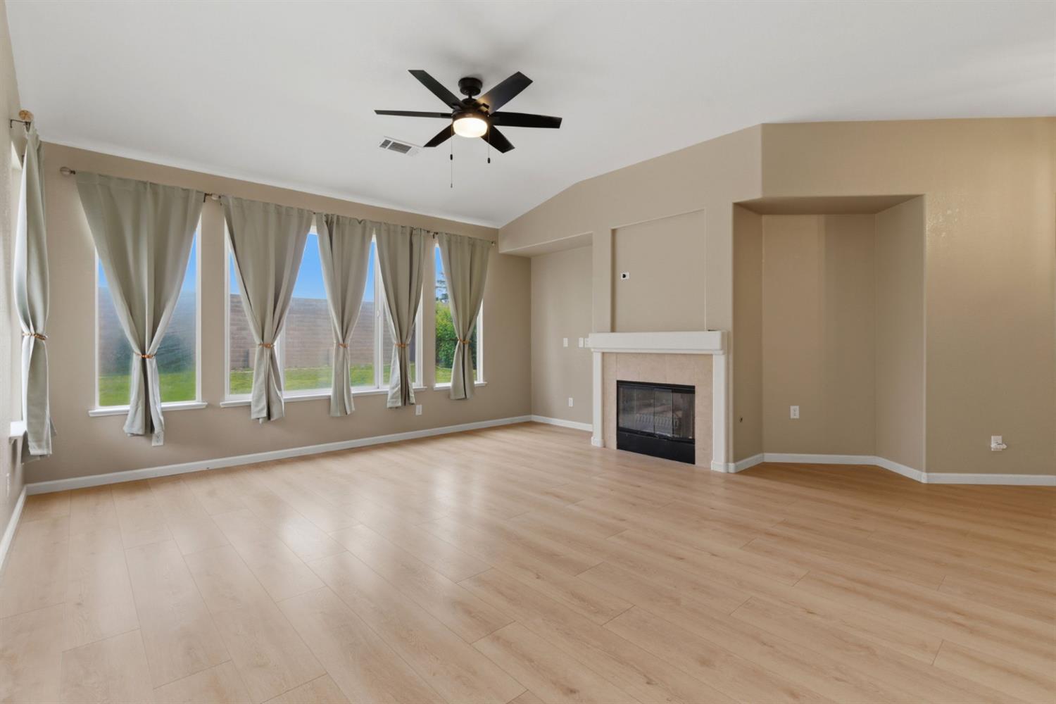 1014 Foxfire Dr, Manteca, CA 95337