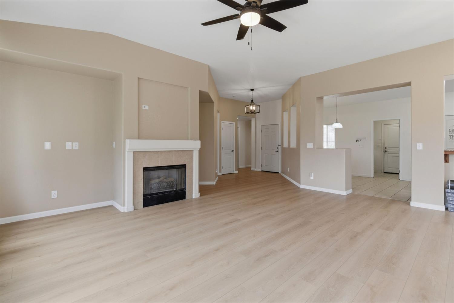 1014 Foxfire Dr, Manteca, CA 95337