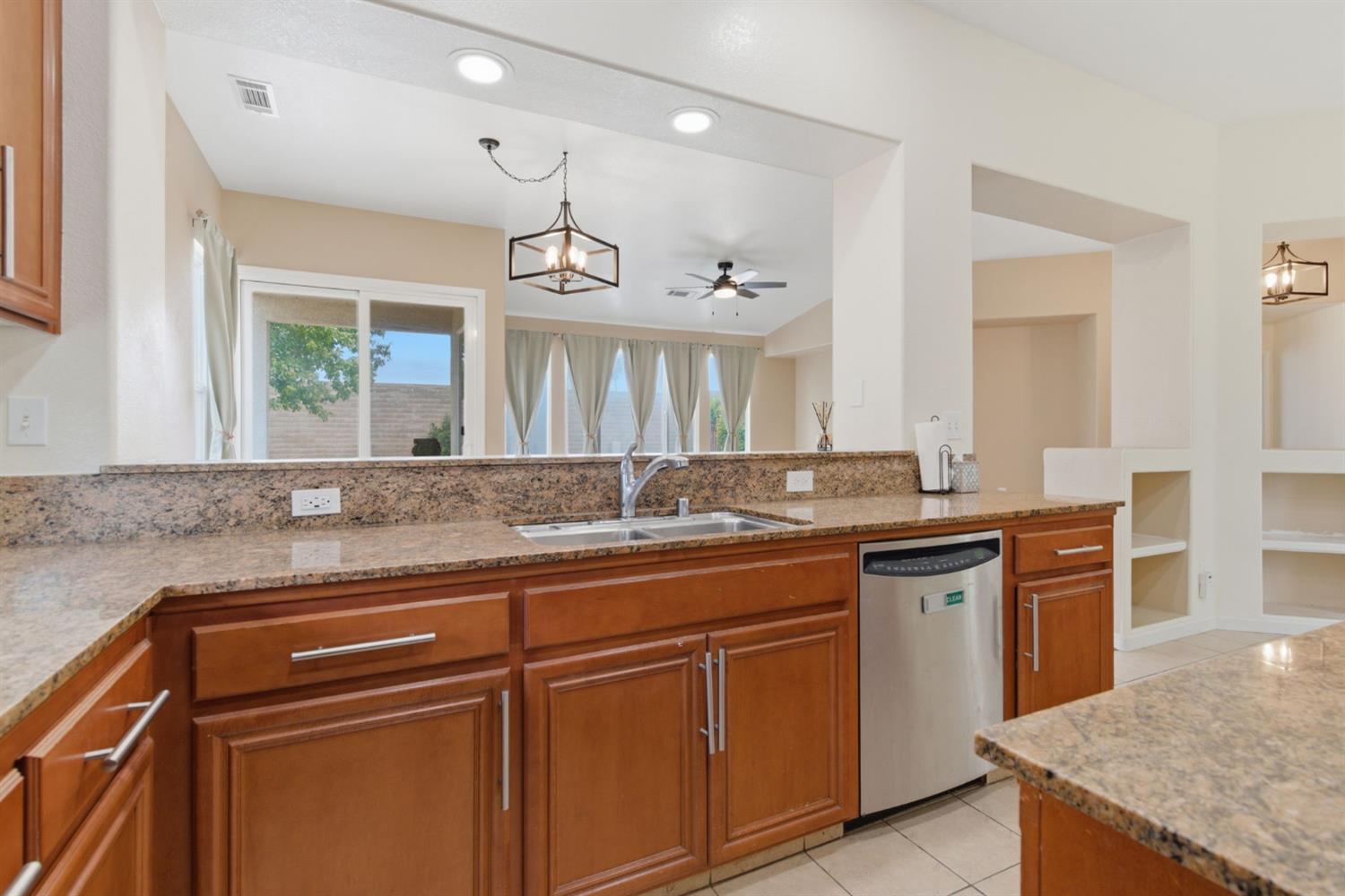 1014 Foxfire Dr, Manteca, CA 95337
