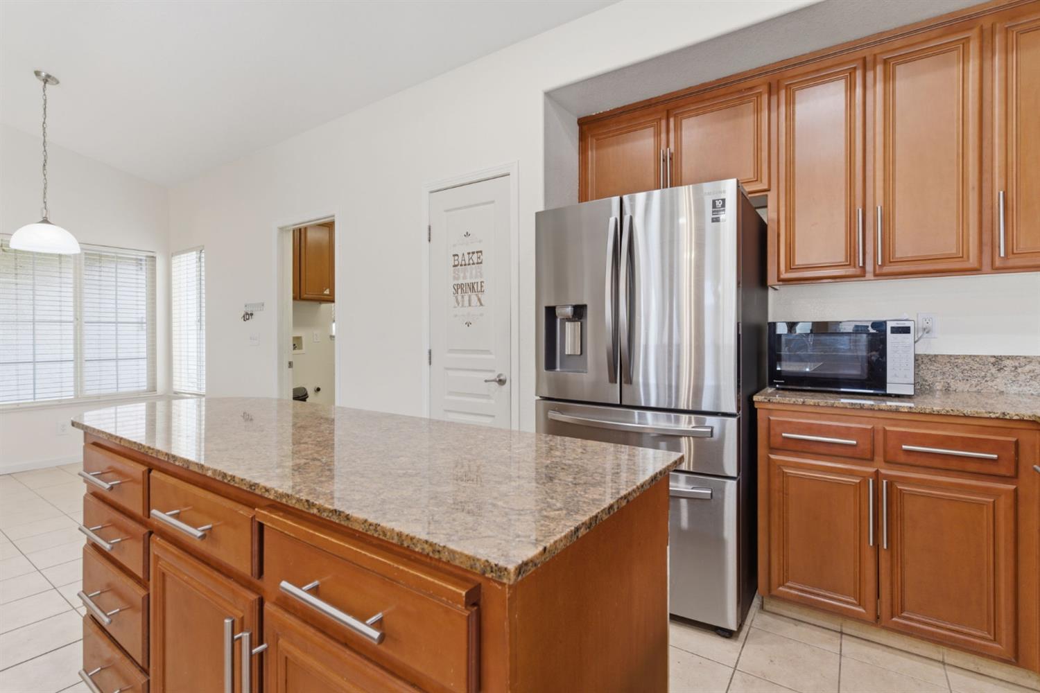 1014 Foxfire Dr, Manteca, CA 95337